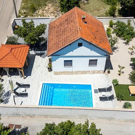 Baroque Art With Pool Ferienhaus