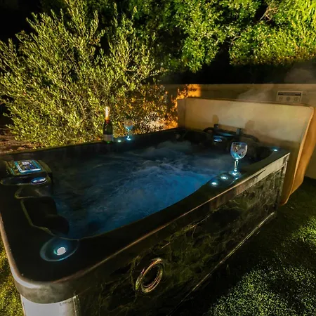 Baroque Art With Pool Holiday home *