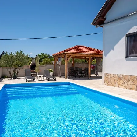 Baroque Art With Pool Holiday home